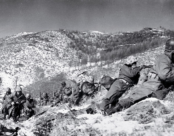 US marines defending Chosin reservoir